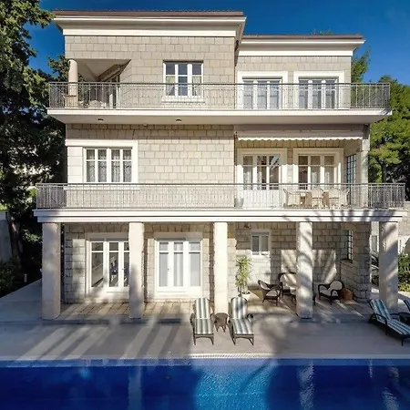 Fancy Modern With Deluxe Interior Villa