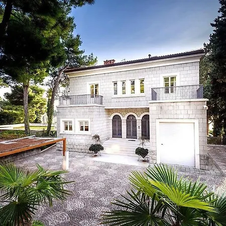 Villa Fancy Modern With Deluxe Interior Split