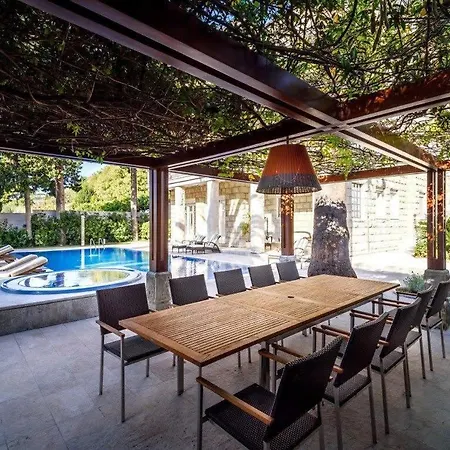 Fancy Modern With Deluxe Interior 스플리트
